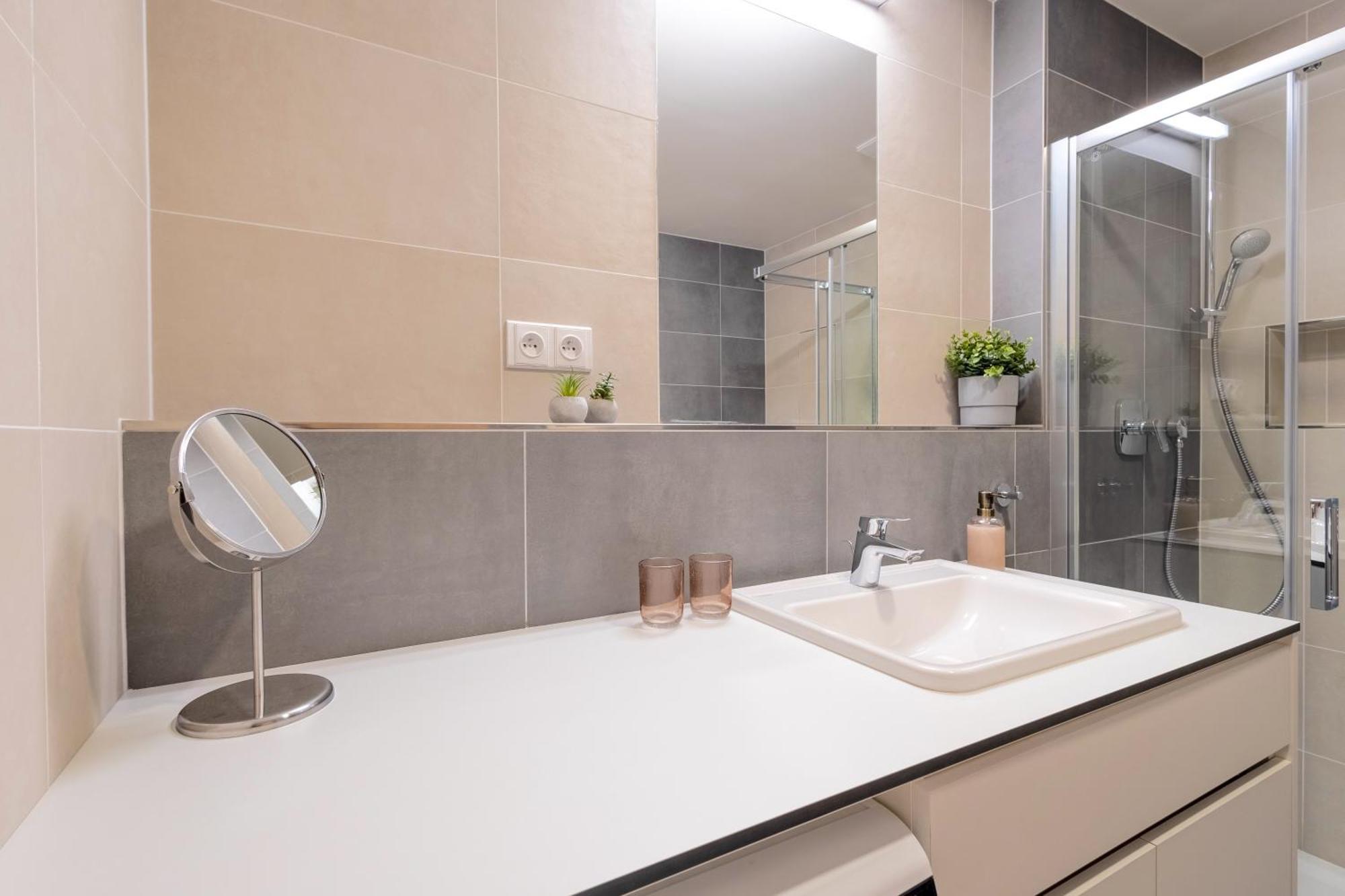Bright 2Br - 8Th Floor, Balcony, Free Parking - By Gravity Prague Appartement Buitenkant foto