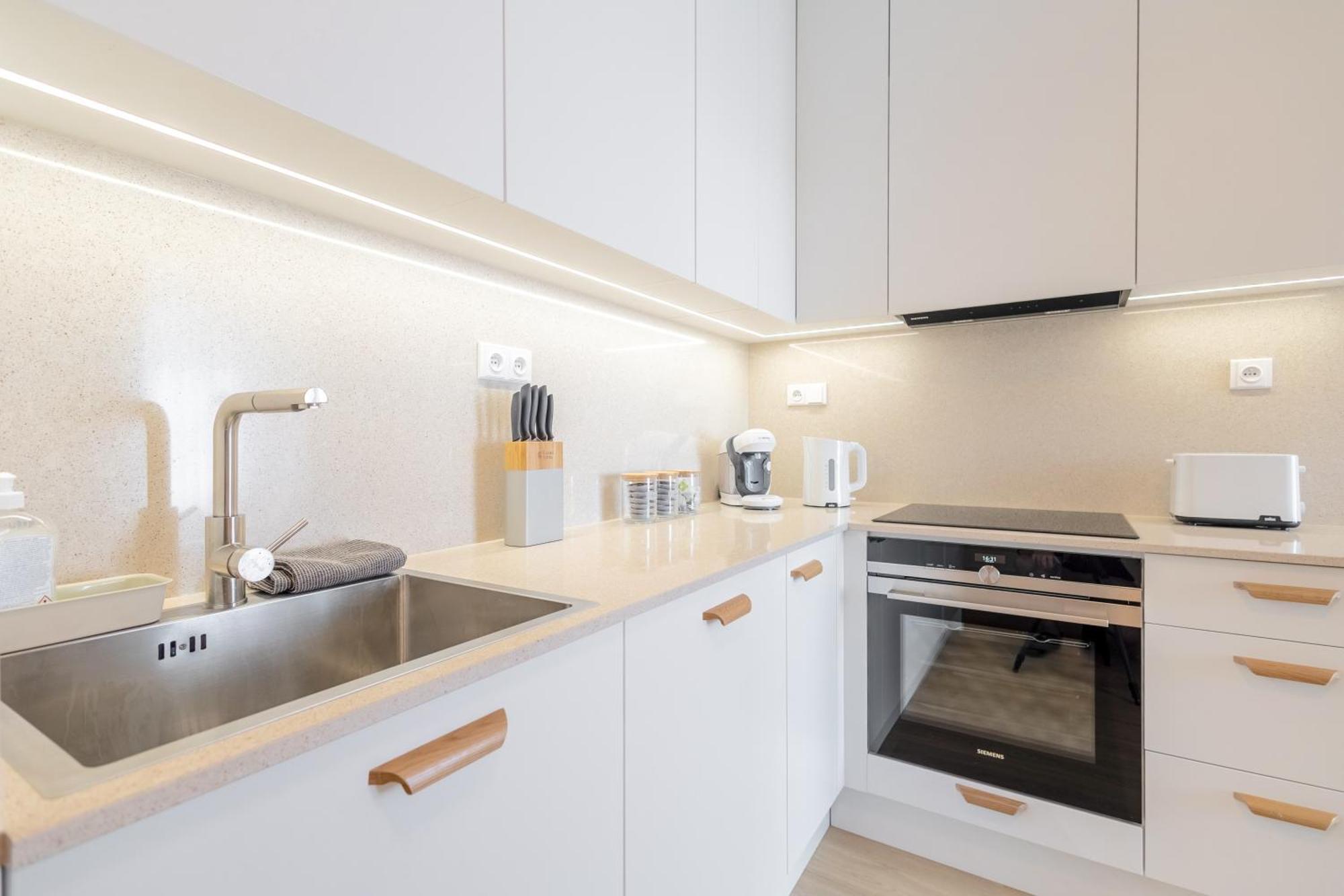Bright 2Br - 8Th Floor, Balcony, Free Parking - By Gravity Prague Appartement Buitenkant foto