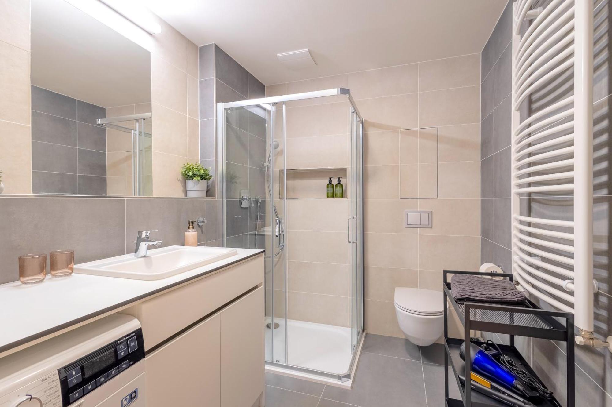 Bright 2Br - 8Th Floor, Balcony, Free Parking - By Gravity Prague Appartement Buitenkant foto